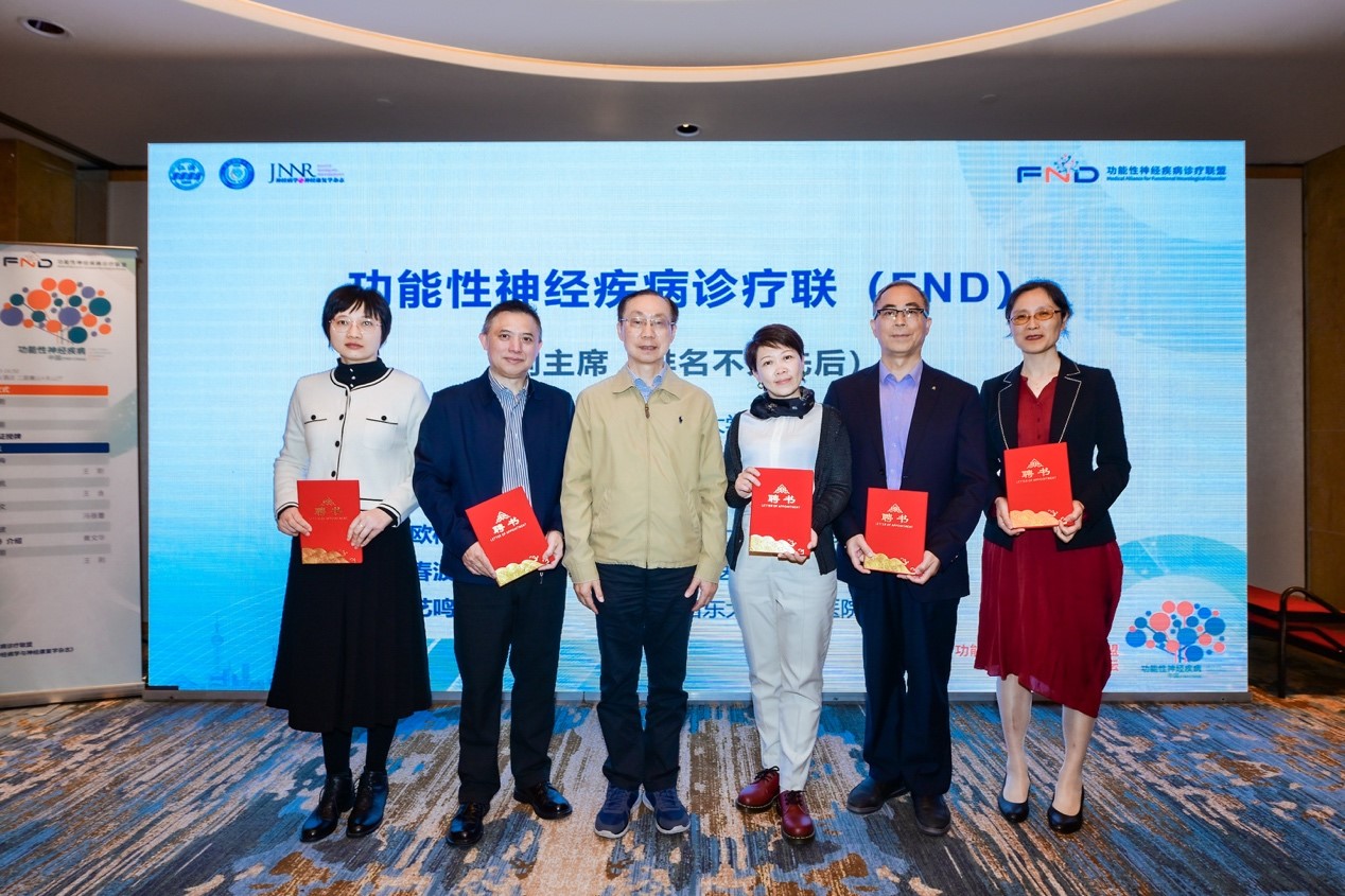 一群人站在屏幕前面 描述已自动生成